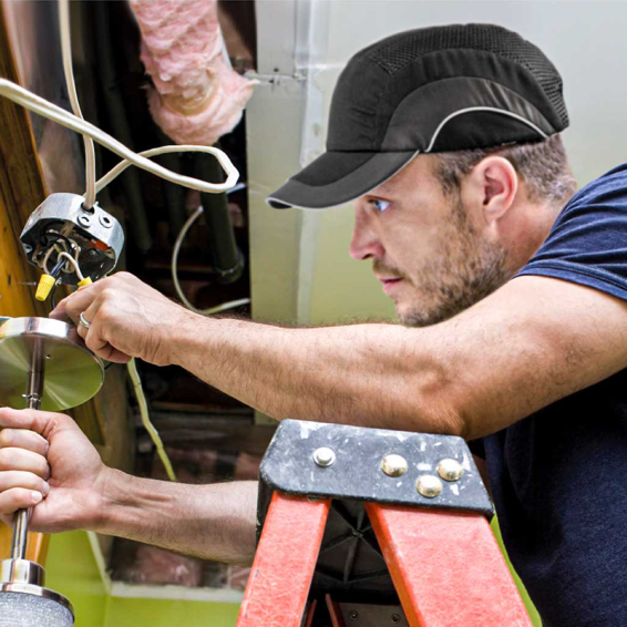 Противоударна шапка HARDCAP™ A1+ - 5cm Peak - Черен цвят