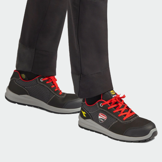 Low work shoes with a toe cap SPEEDY RACE LOW S3S - Black color