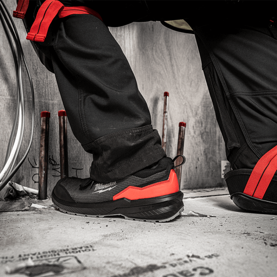 Low work shoes with a toe cap FLEXTRED LOW S1PS - Black color